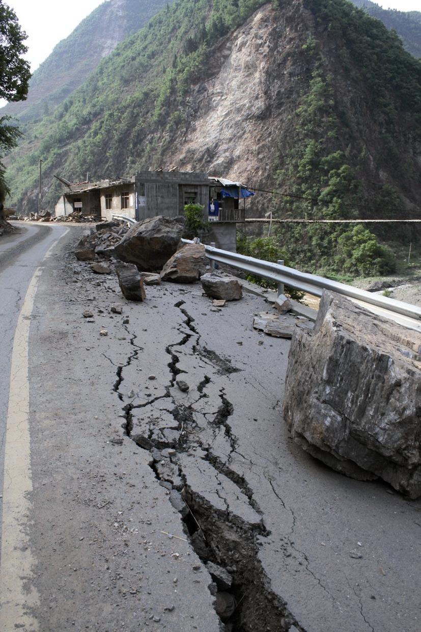 Txinako Sichuan mendietako errepide baten egoera 2008ko maiatzaren 12an izandako lurrikararen ondoren