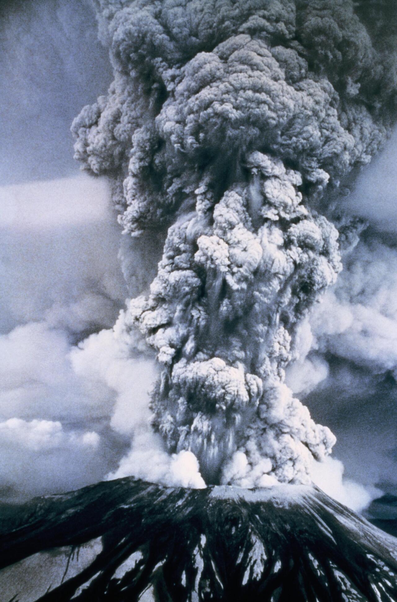 Mount St Helens (1980ko maiatza). Eraikin bolkanikoaren eta zutabe eruptiboaren ikuspegia