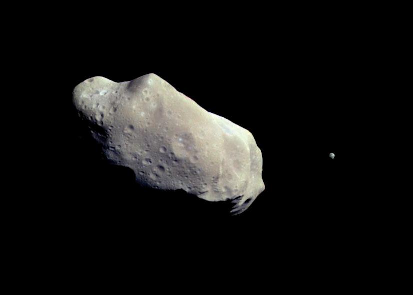 (243) Ida asteroidea eta bere satelitea den Dactyl, 1993ko abuztuan <span style="font-style:italic">Galileo</span> espazio-ontzitik harturiko argazkian