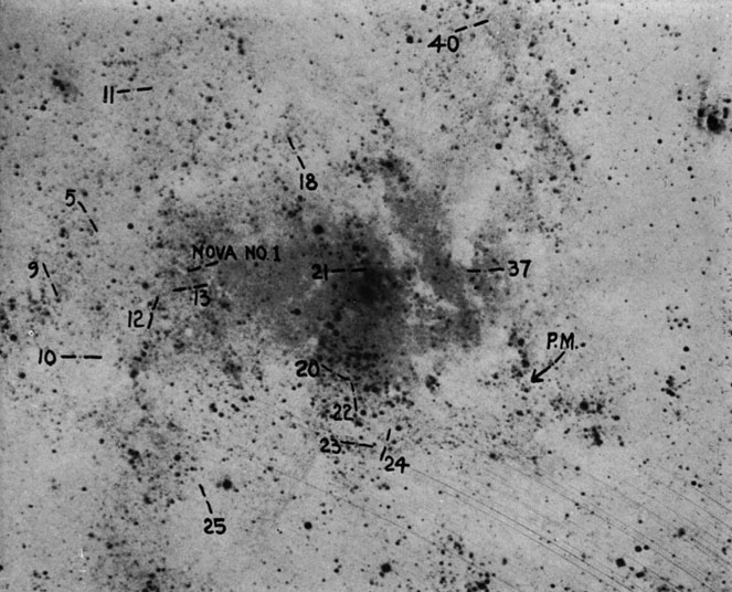 Edwin Hubblek atzemandako Zefeida izarrak, zenbakiz seinalatuta, M33 galaxiaren plaka fotografikoan. M33, <span style="font-style:italic">Triangulum galaxia</span> ere izendatua, Andromeda galaxiaren satelitea dela susmatzen da