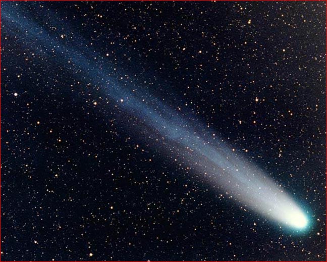 Halley kometaren nukleoa <span style="font-style:italic">Giotto</span> espazio-ontzitik harturiko irudian. Nukleoaren tamaina 15 <font face="Symbol">×</font> 8 kilometro da