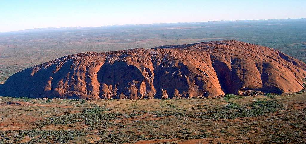 Uluṟu uharte-mendia (Ayers Rock izenez ere ezagna) 