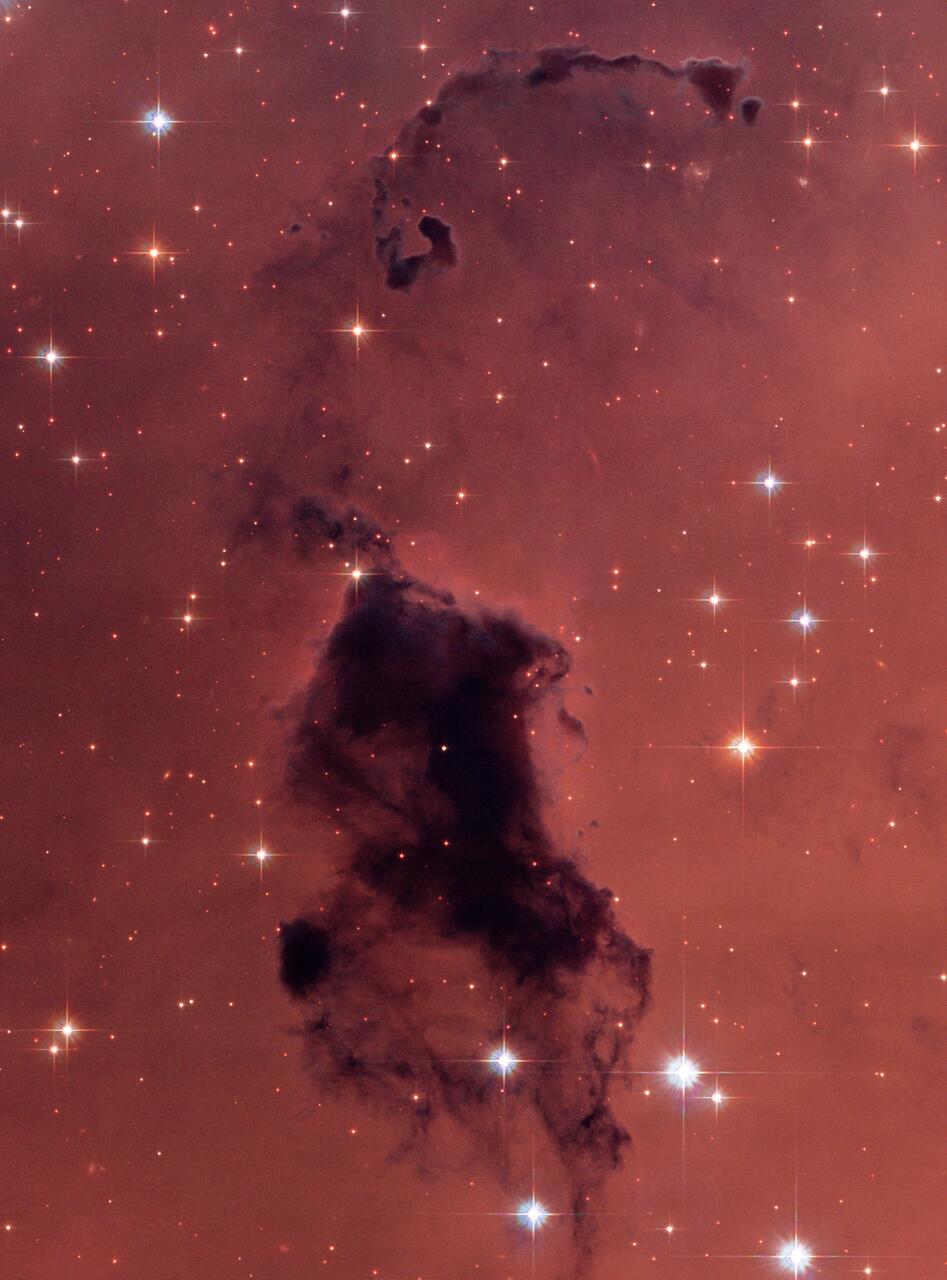 NGC 281 nebulosa iluna. Gas eta hautsezko multzo ilun horrek atzean duen igorpen-nebulosaren argia xurgatzen du